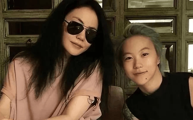 窦靖童出柜，王菲女儿的勇敢选择