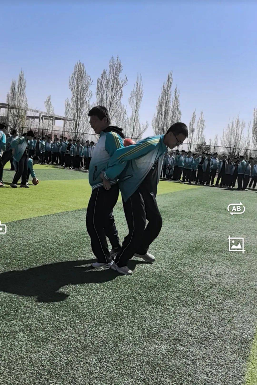 体育老师一回头体育老师与单杠的课堂互动-第2张图片