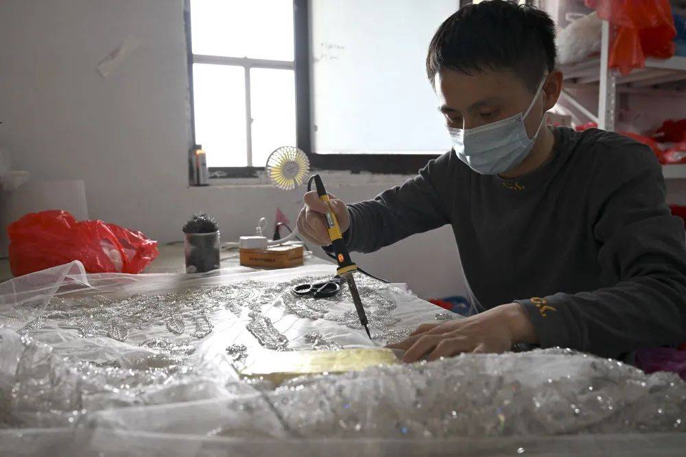 门卫老王头与孙茹的儿媳——一段社区的温馨故事-第1张图片