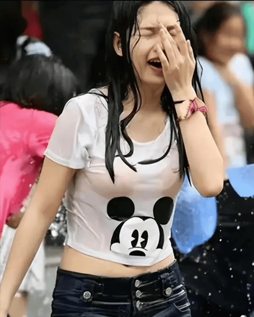 当街扒女生衣服怎么判女子遭遇暴力袭击，被扒衣泼粪的悲剧-第2张图片