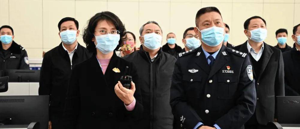 靠近女市长的背后-第3张图片