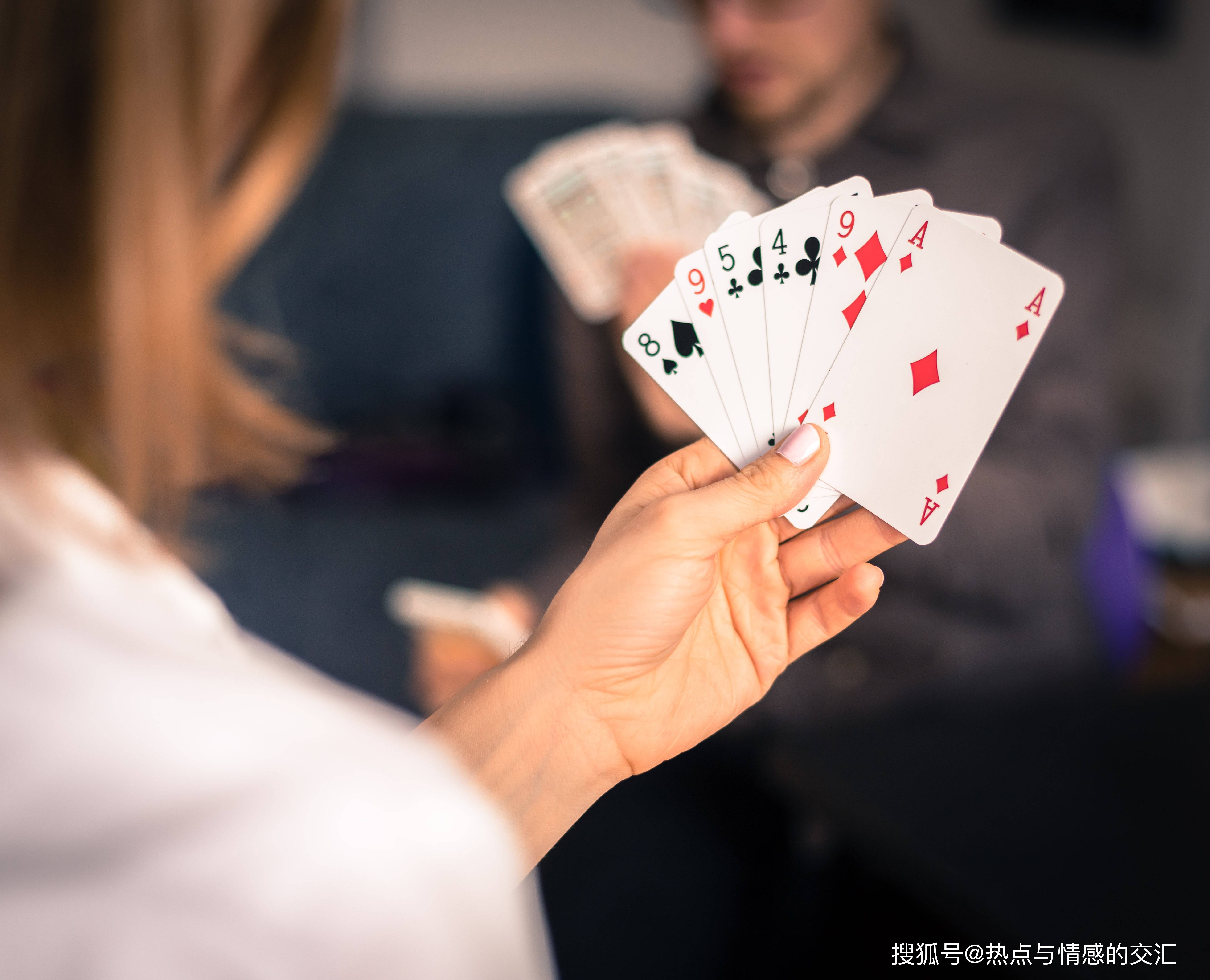 情侣做扑克运动的视频大全情侣扑克运动视频，探索亲密游戏的新方式-第2张图片