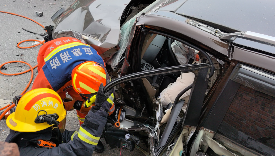 公交车意外撞入最里面——贴吧热议事件纪实
