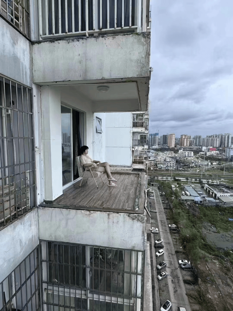 在阳台做让别人看阳台上的独特体验，压在玻璃上做给别人看的探索-第2张图片