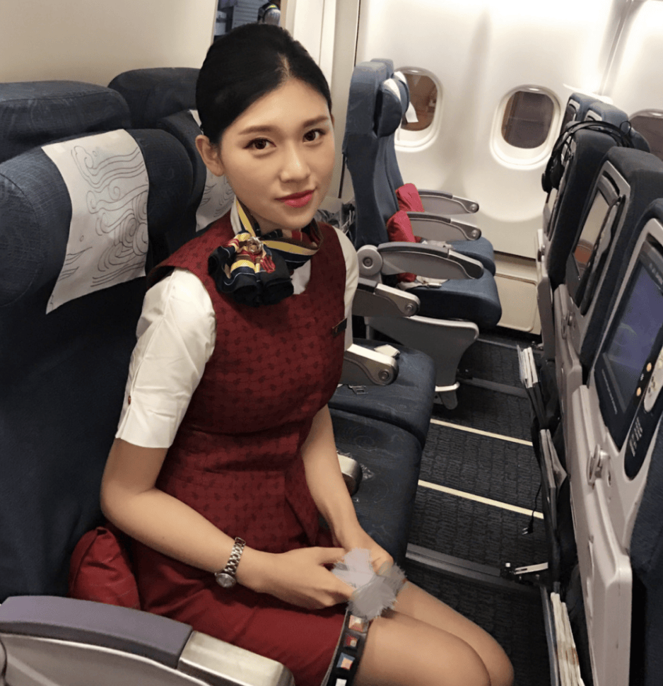 法国航空姐的优雅风采——4K 60帧 HDR下的空中魅力-第2张图片