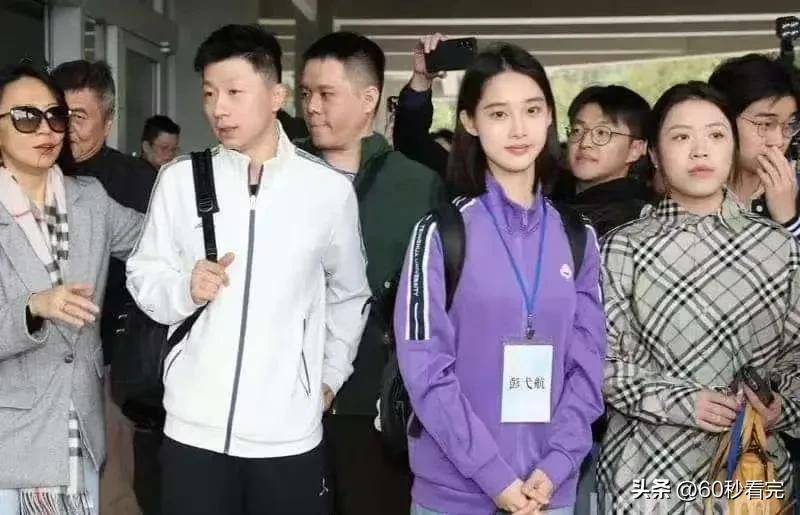 校花在公车上被内射好舒校园传闻，校花在公车上意外遭遇的奇妙体验-第2张图片