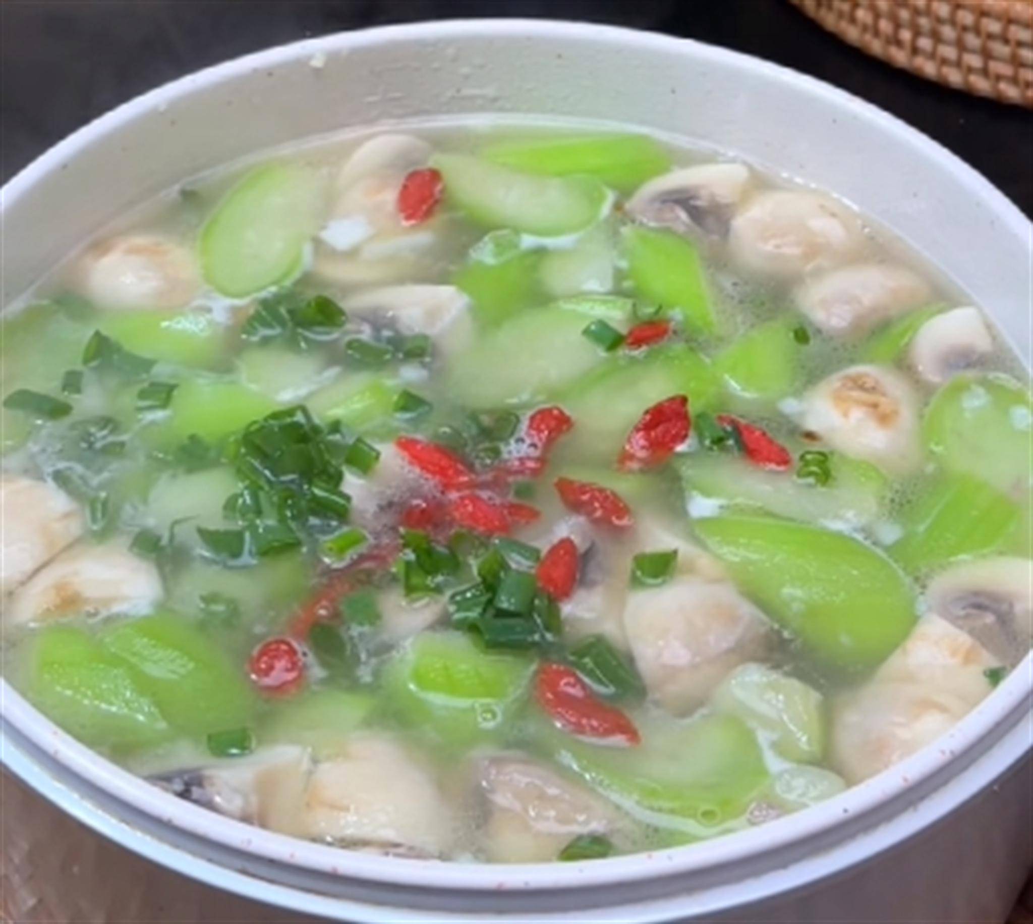 草莓丝瓜，一道美味与健康的双重享受-第2张图片
