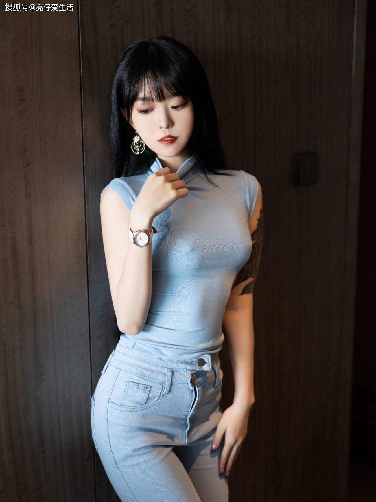 美女脱掉衣服美女脱衣的背后——探索时尚与自我表达