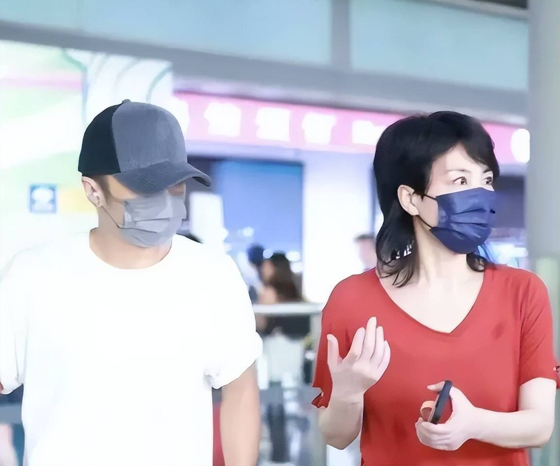 一女多男肉文一女多男肉文，情感交织的复杂故事