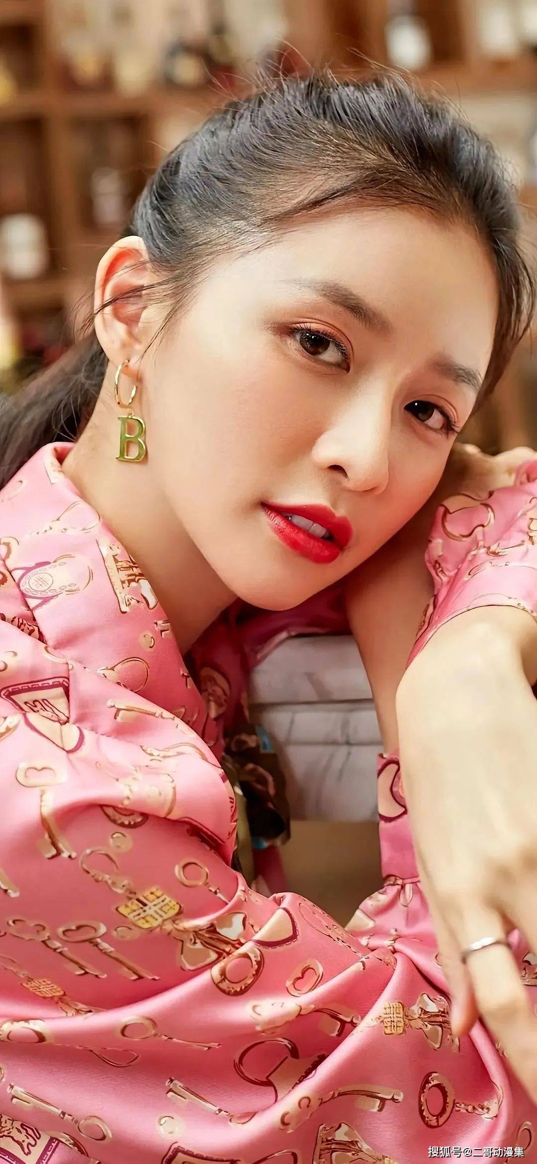 能看见b的美女图片探索美丽之境——那些能看见B的美女图片