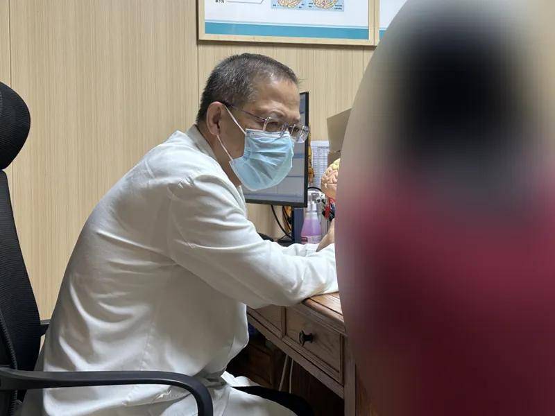 一个人被3个人同时C了三人同时与一人发生性行为的社会影响与心理分析