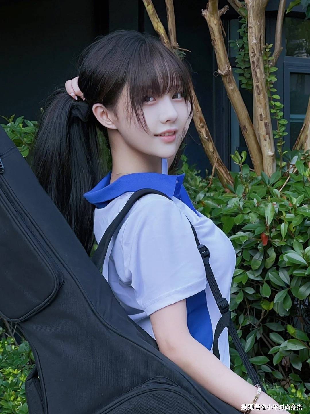我透过校服短袖看到了图片透过校服短袖的青春与梦想——一幅校园生活的图片