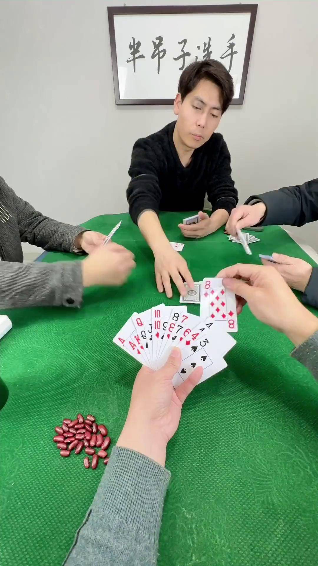 打牌生猴子的视频大全原声版打扑克全程视频，揭秘牌桌上的策略与技巧-第1张图片