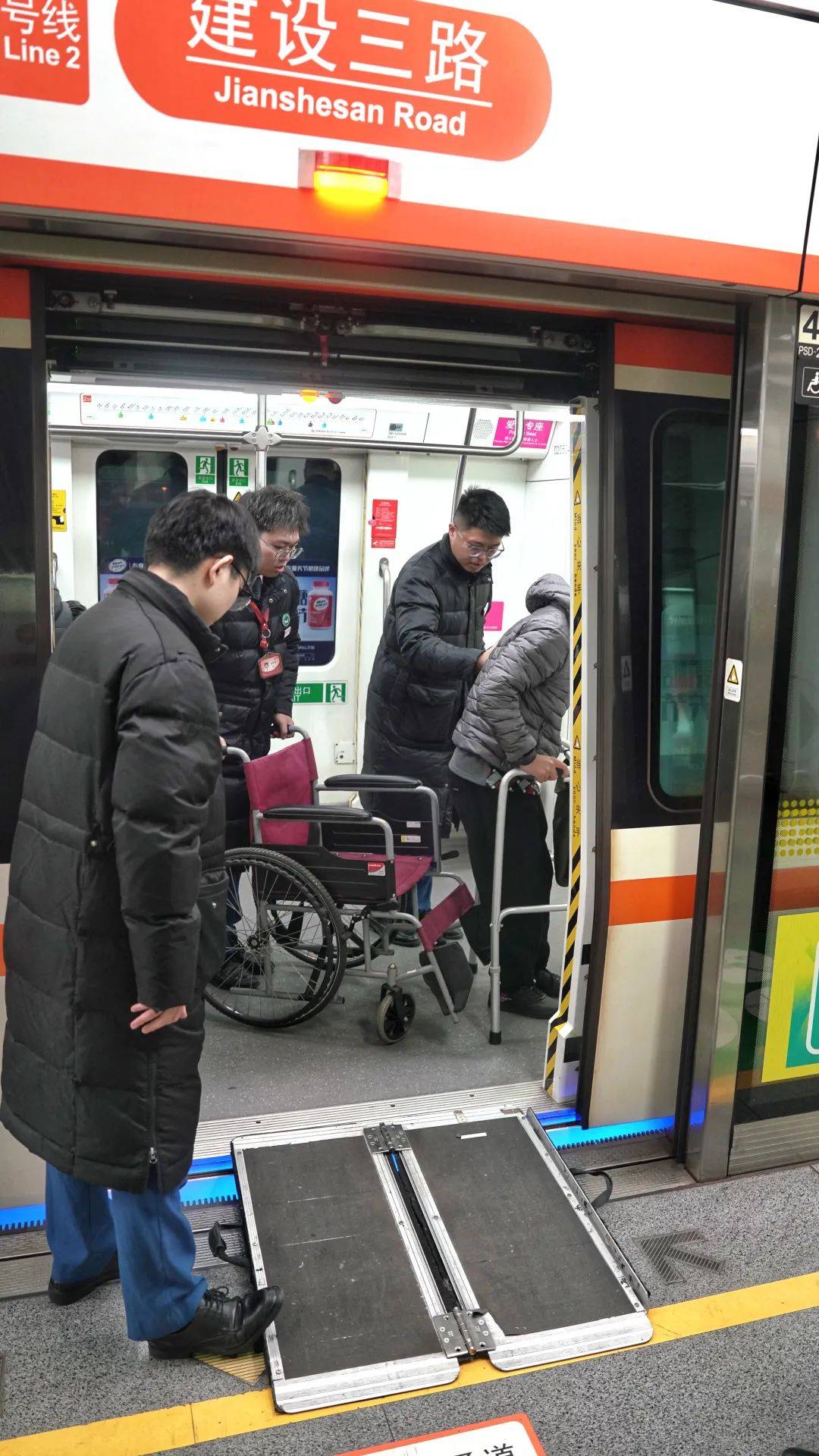坐地铁被警告的行政处罚坐地铁车遭遇高C波动的应对策略