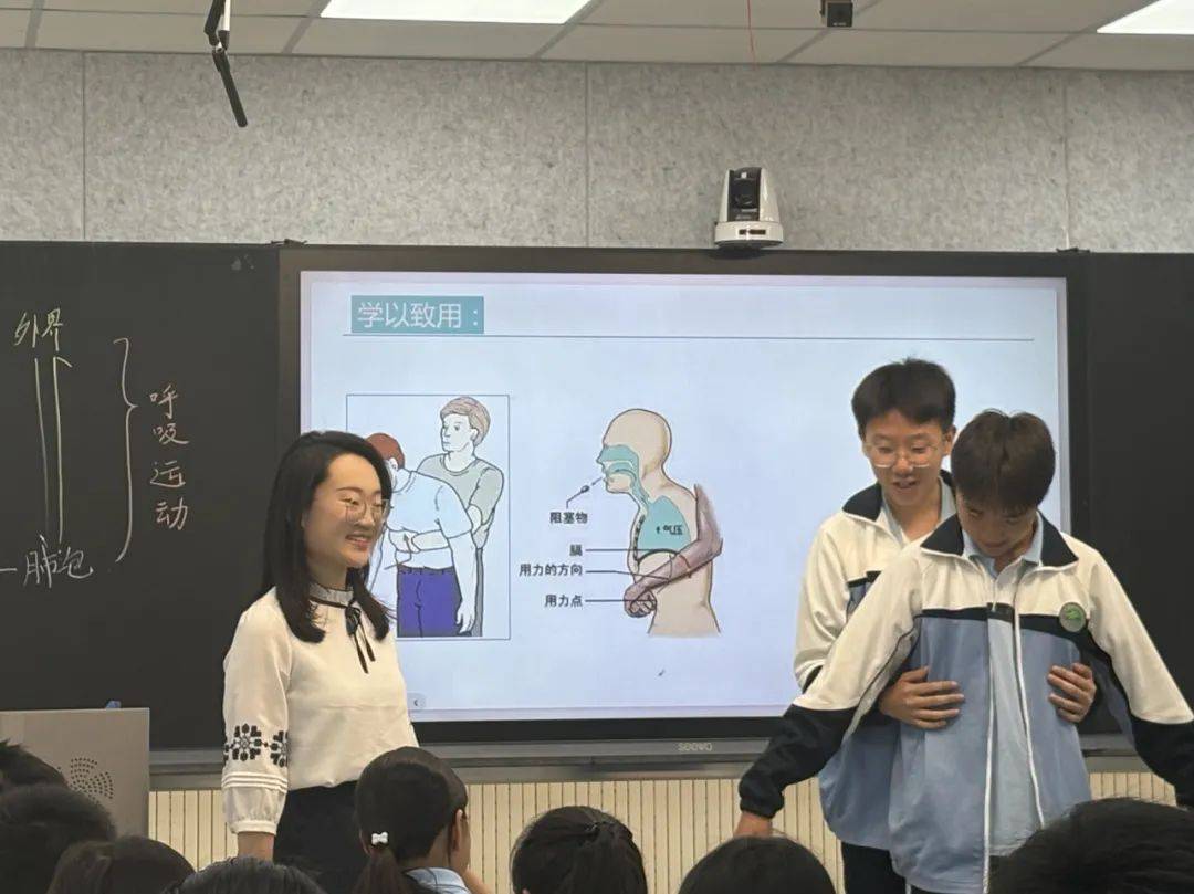 生物课上的生动一课，老师亲自为我们展示