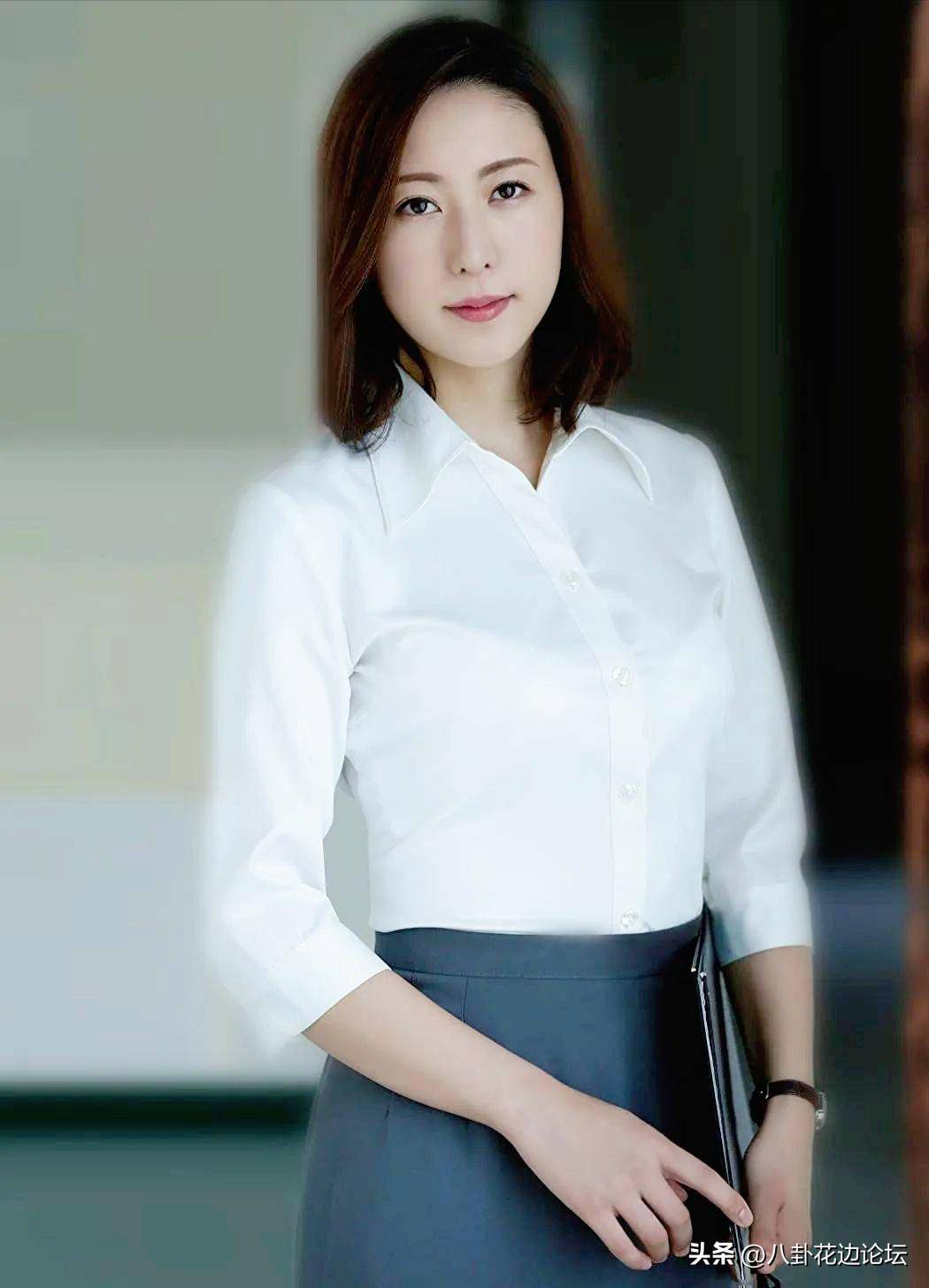 丰满人妻熟女色情A片熟女魅力，丰满人妻的性感之美，但请勿探索色情A片-第3张图片