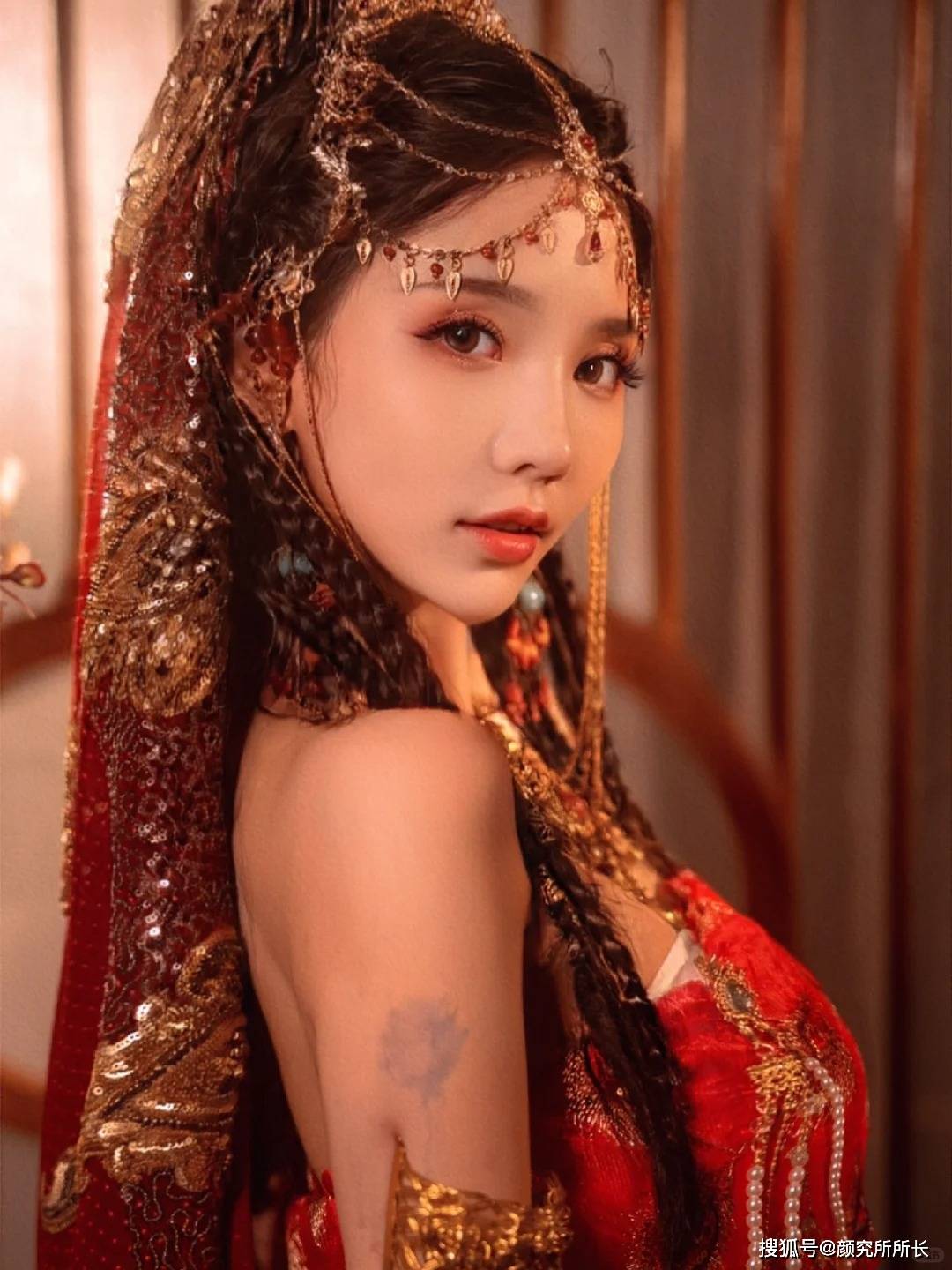 美女大胆艺术照，叉腿掰阴的独特艺术之美