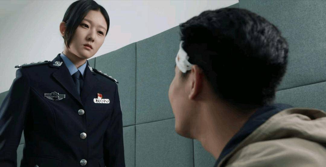 警花遭遇意外挑战，制服翘臀背后的故事-第2张图片