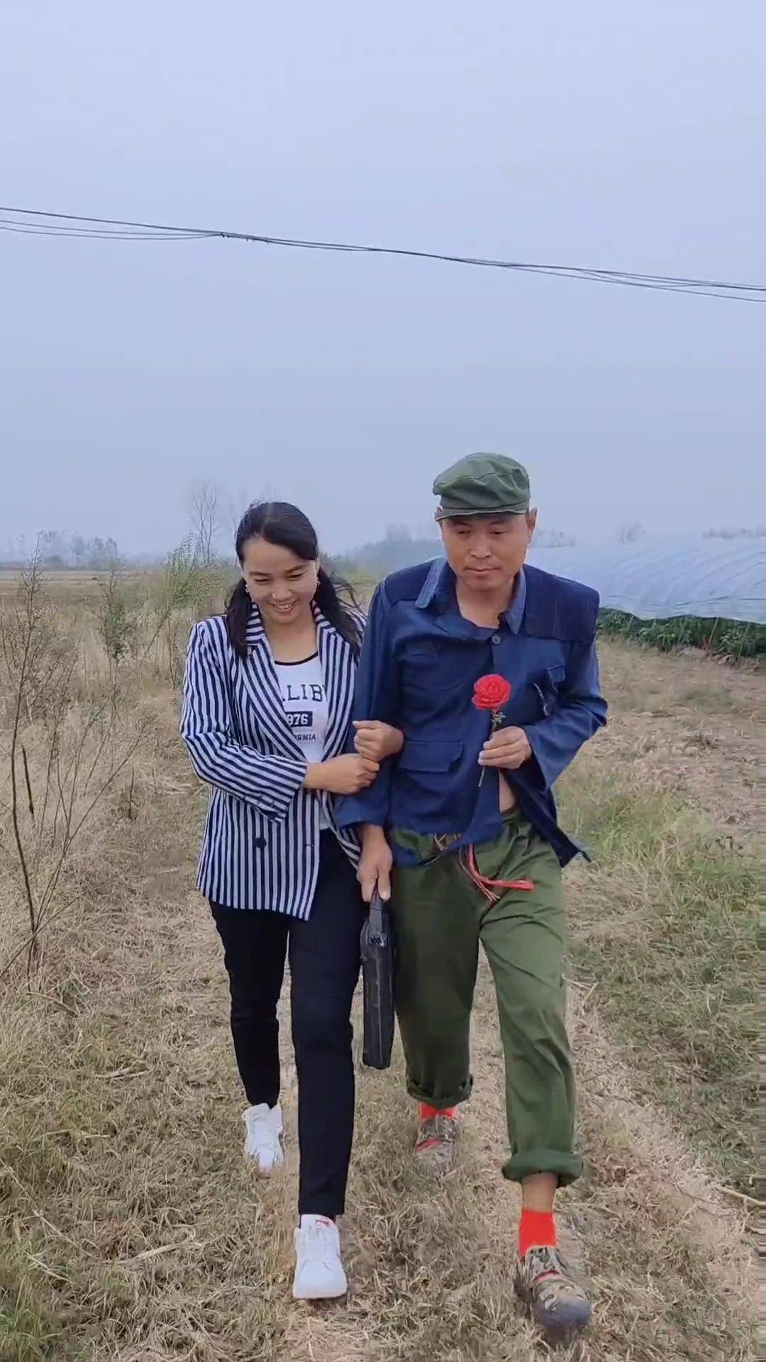 老赵抱着媛媛在厨房做视频播放老赵与媛媛的厨房时光，视频播放的温馨瞬间-第2张图片