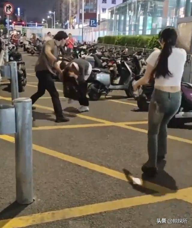 当街扒女生衣服怎么判女子遭遇暴力袭击，被扒衣泼粪的悲剧