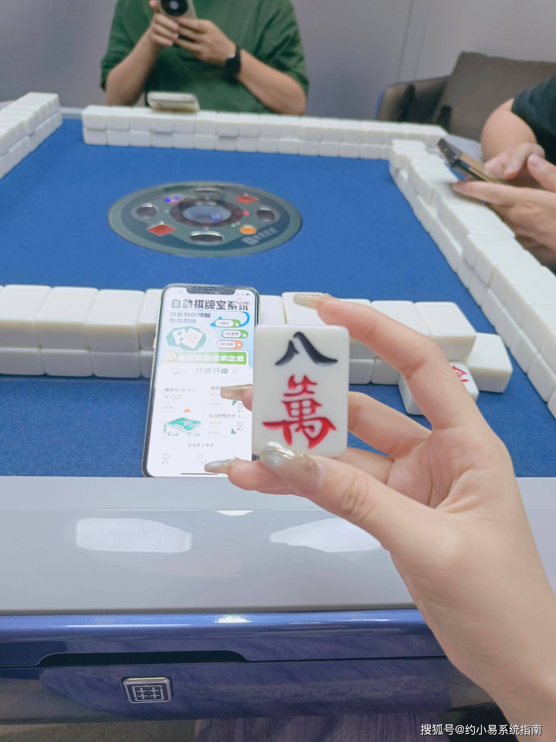 24小时自助棋牌室打扑克与剧烈摇床的夜晚，不盖被子的自由与冒险