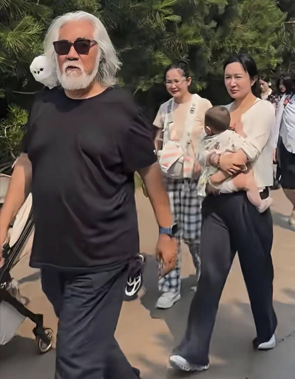 家庭欢乐时光，父母儿女媳妇共度美好时光