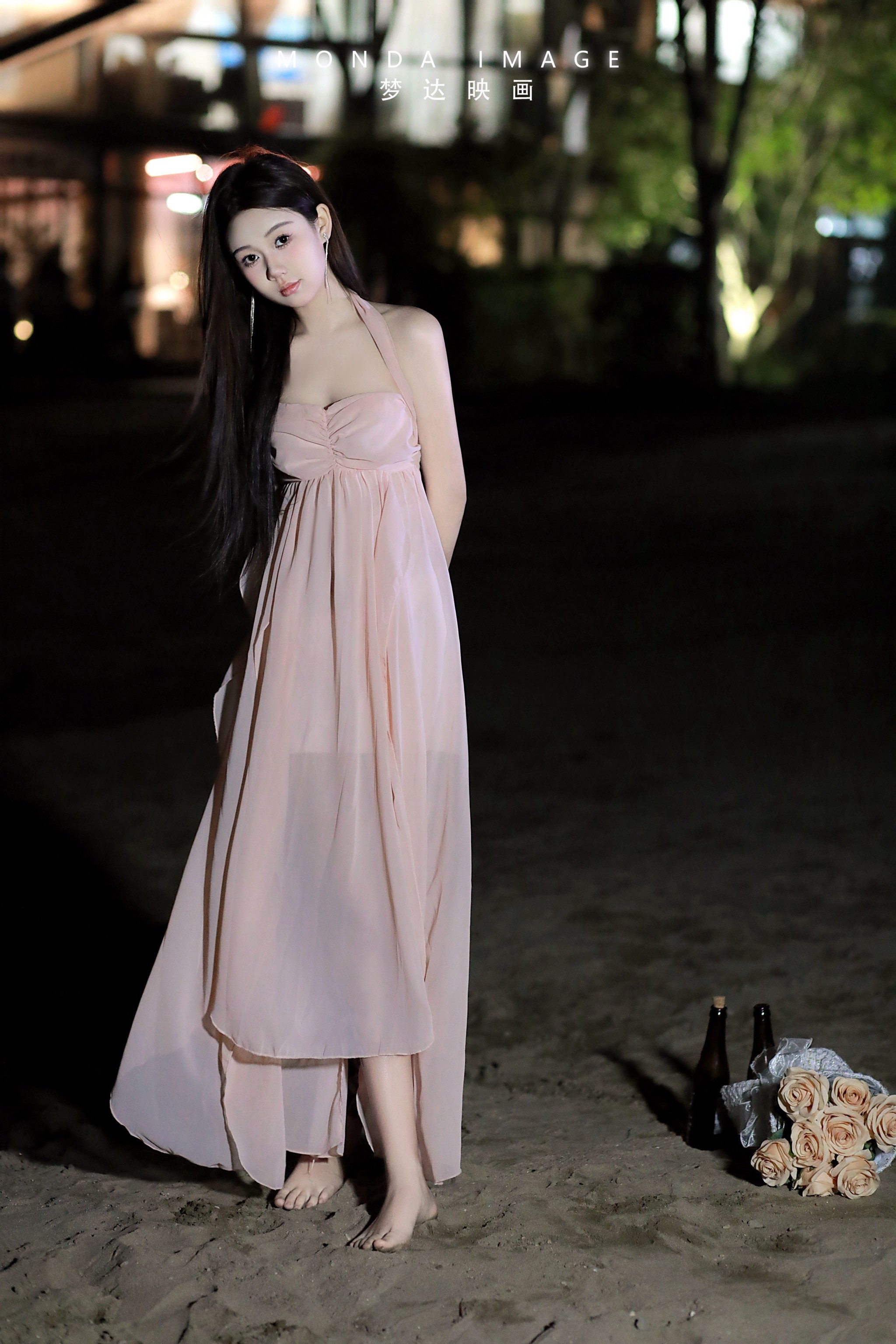 婀娜少女羞岁月无忧愁云裳婀娜少女与岁月无忧的云裳