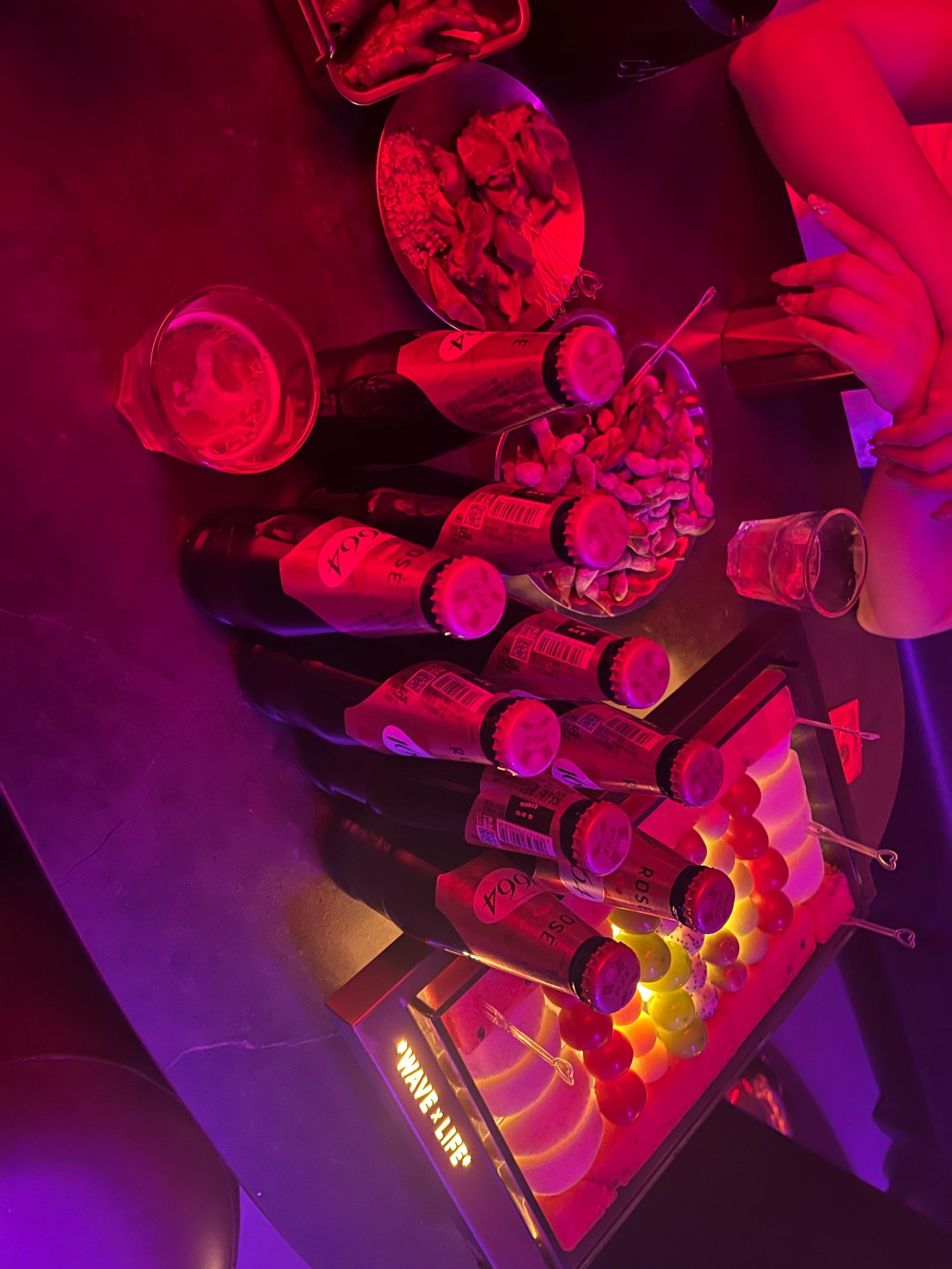 夜生活电影酒吧那段是什么歌曲啊夜生活之影，电影中的都市夜光-第2张图片