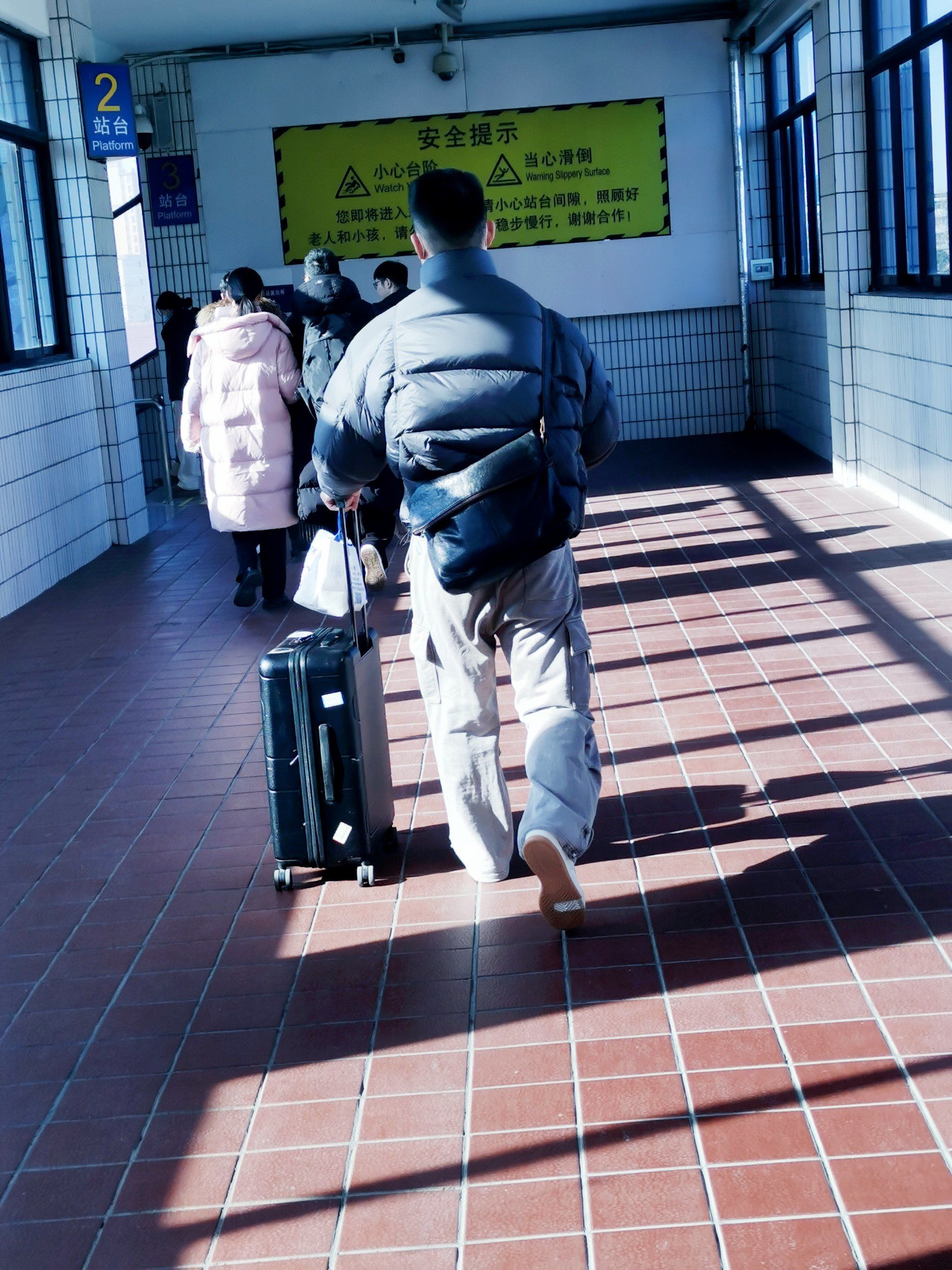中国飞机帅哥大陆年轻帅小伙的飞机之旅，一次意外的GAY文化体验