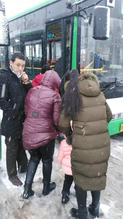 公交车最后一排被群C的视频公交车最后一排的意外记录-第2张图片