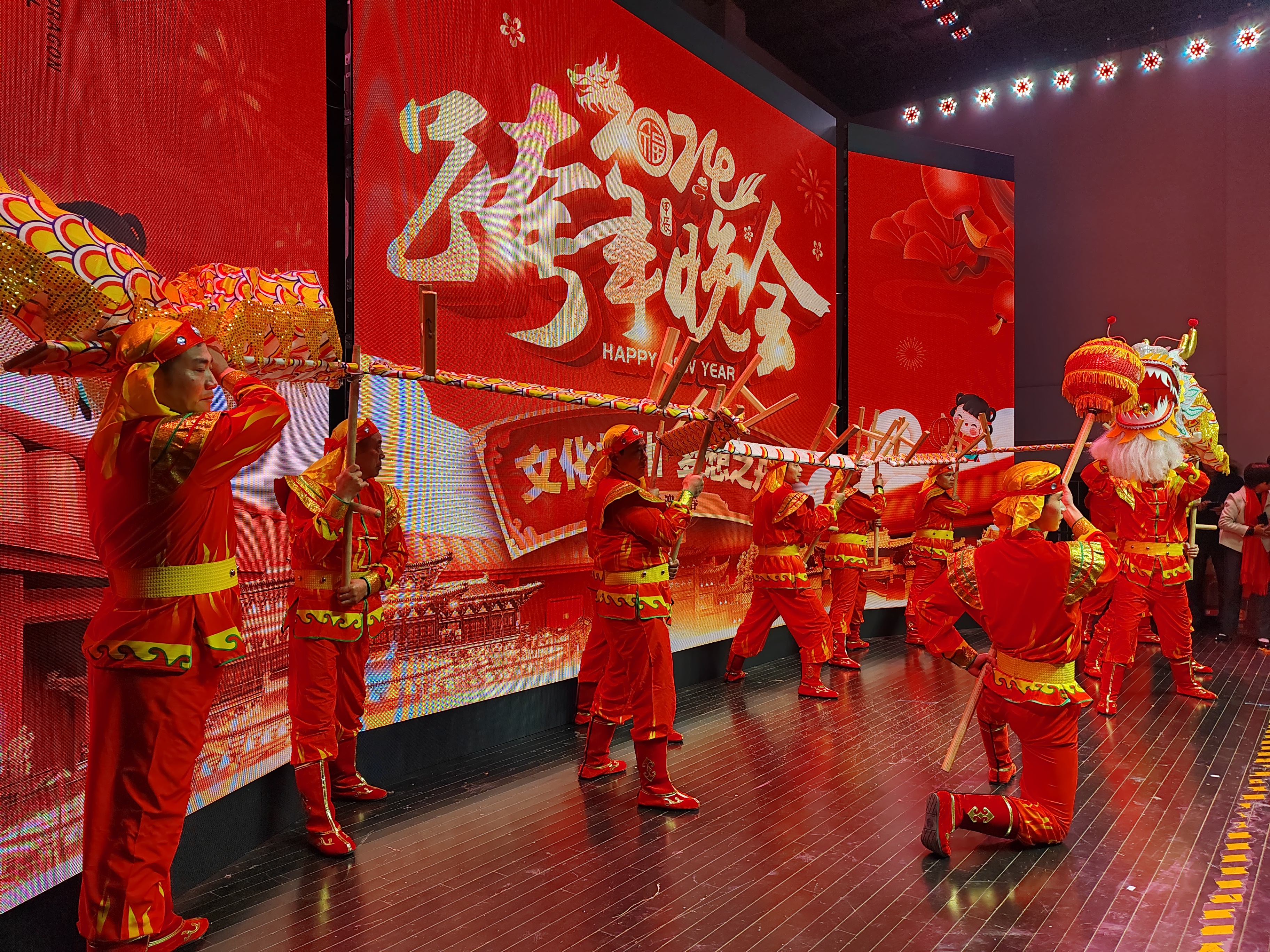 铿锵锵锵锵锵锵锵锵免费章节铿锵之声，激荡前行-第3张图片