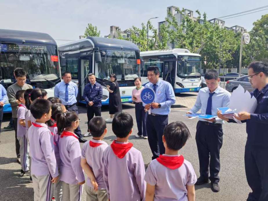 公交车上的两个小学生