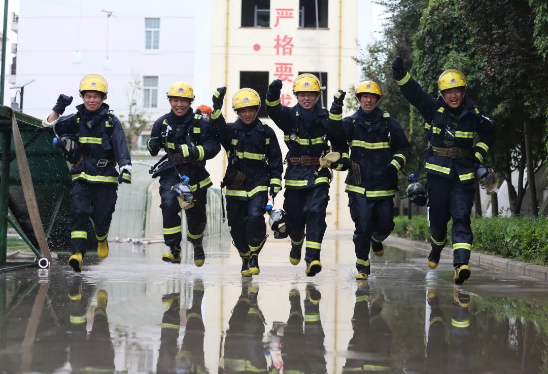 张津瑜警察记者落地瞬间——英勇与职责的完美诠释-第2张图片