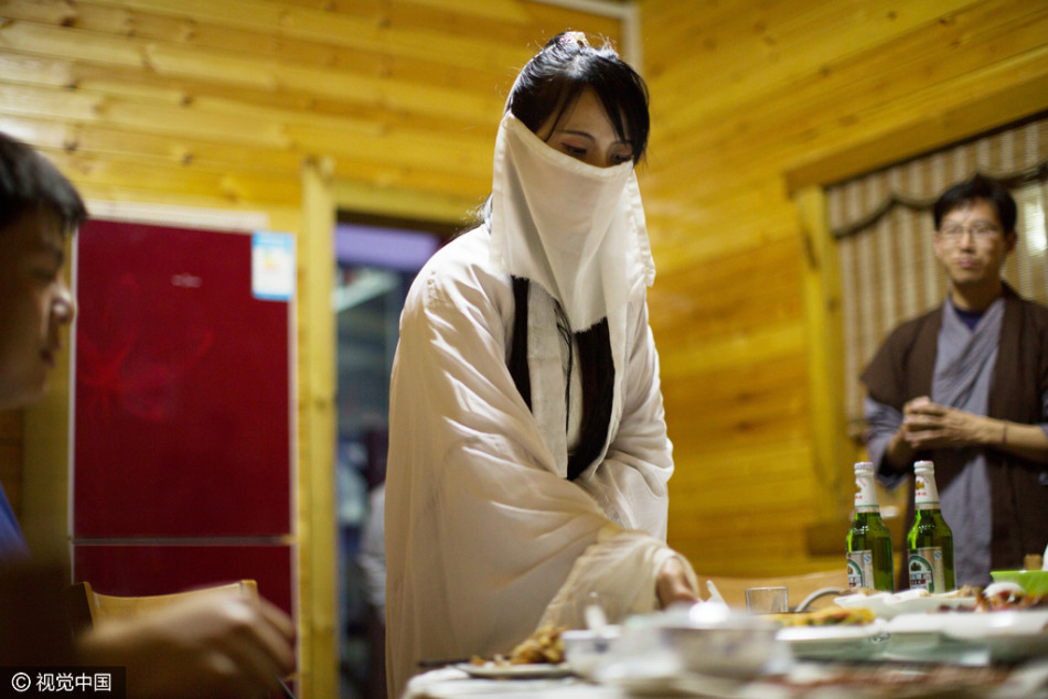 聘比基尼美女端菜聘任基尼美女端菜，一种创新的服务理念与体验-第2张图片