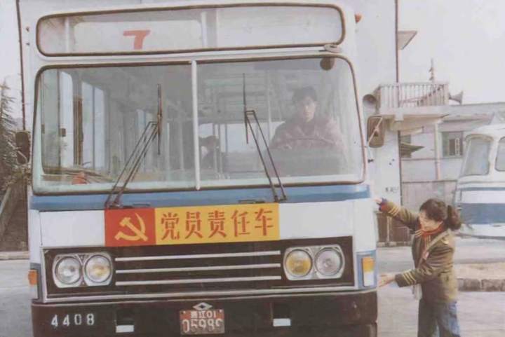 公交车上售票员用b验票免费公交车上售票员与B验票免费之旅-第3张图片