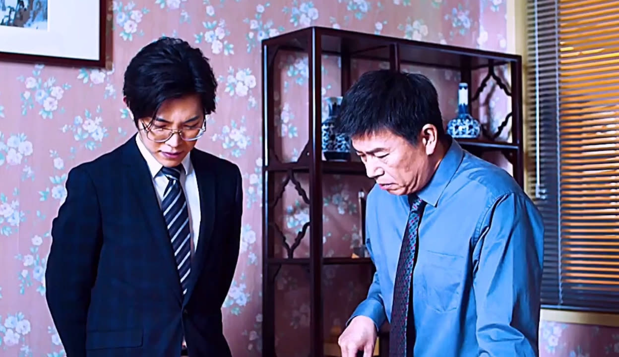 晚上两个人打扑克的视频夜幕下的扑克时光，两人对决的精彩瞬间-第1张图片