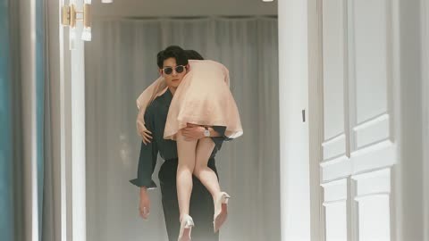 亲亲抱抱举高高蹭蹭的视频亲亲抱抱举高高蹭蹭的甜蜜视频