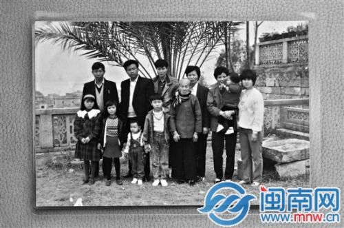 娇妻被两个老头疯狂进出娇妻的困境，两个老者的疯狂行为