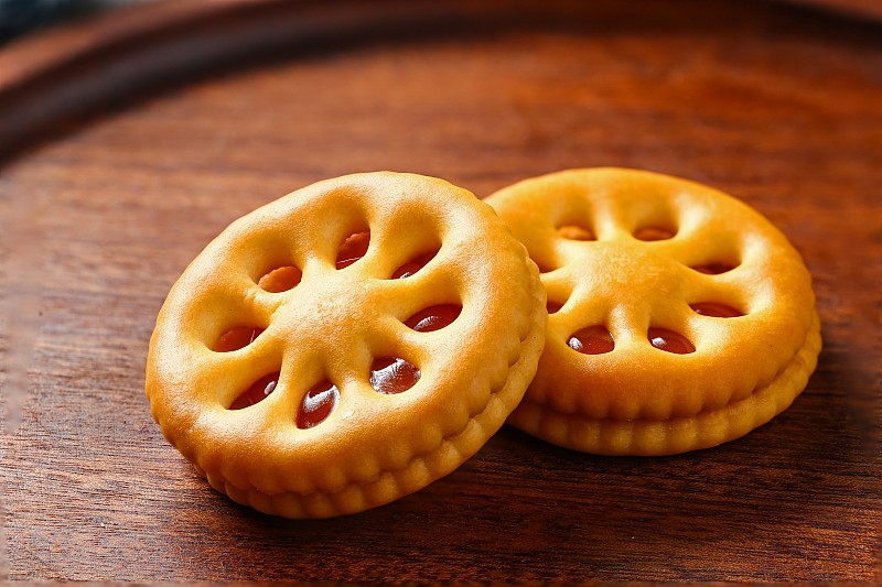 夹心饼干前后夹击图片夹心饼干的前后夹击