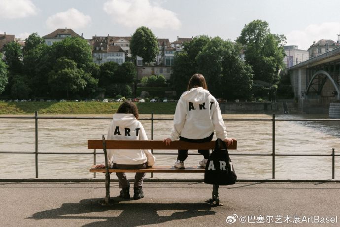 地铁最后一排被隔着衣服高c网站地铁最后一排的独特体验