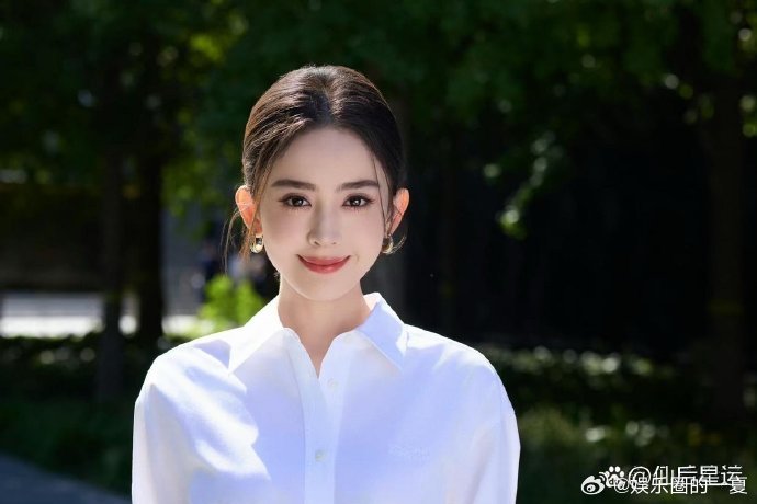 聂小雨黑色皮衣下的5分37秒，时尚与魅力的完美结合
