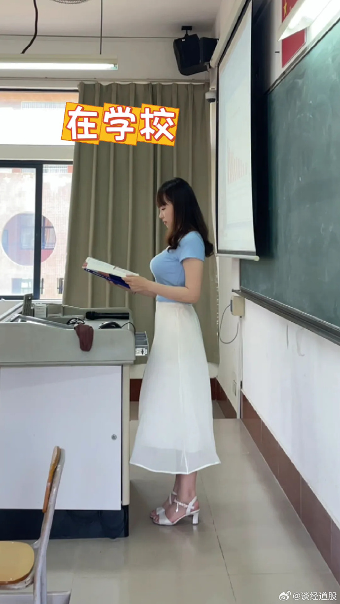 讲桌下含着老师的硕大讲桌下的秘密——一位硕大教师的独特课堂-第2张图片