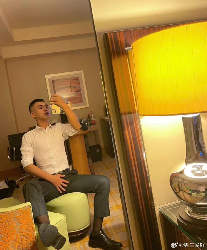 探索国产chinese男男GAYGAY文化，深度解析180的魅力