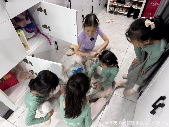 舞蹈课前女生互助——男生难题的温馨解决-第3张图片