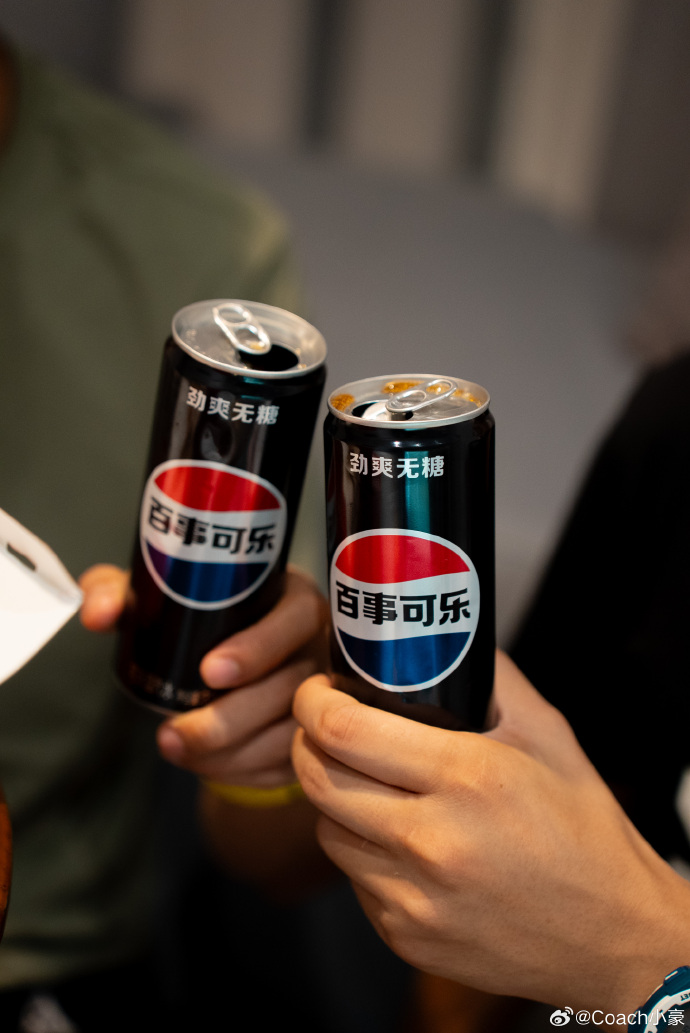 黑铁酒吧，夜幕下的灵魂归宿-第1张图片