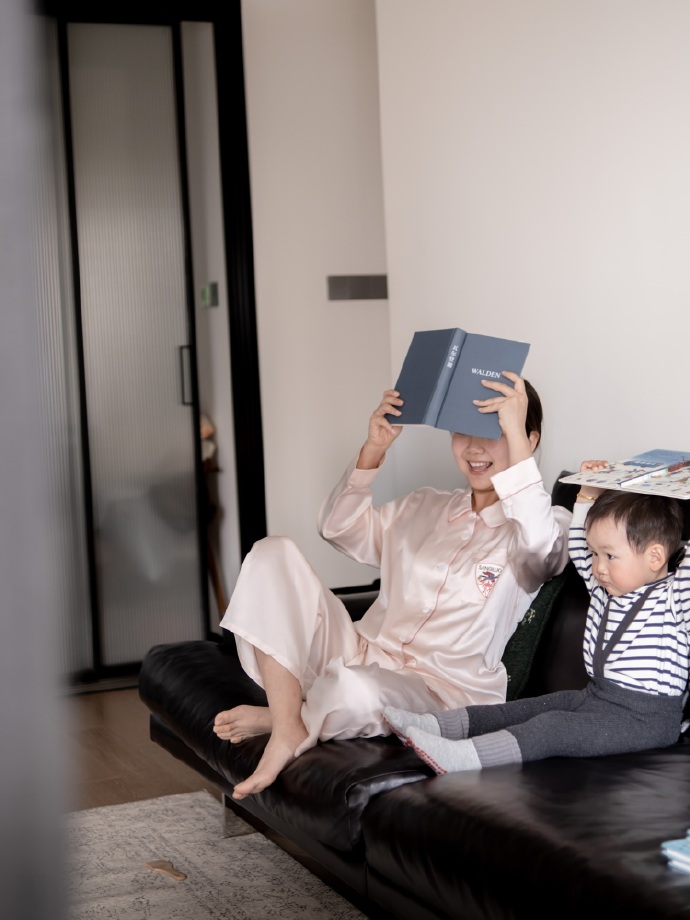 和小姪女做很舒服与小侄女共度的舒适时光