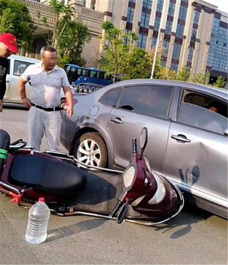 在车里被撞了八次高危怎么办在车里经历八次撞击的惊险之旅