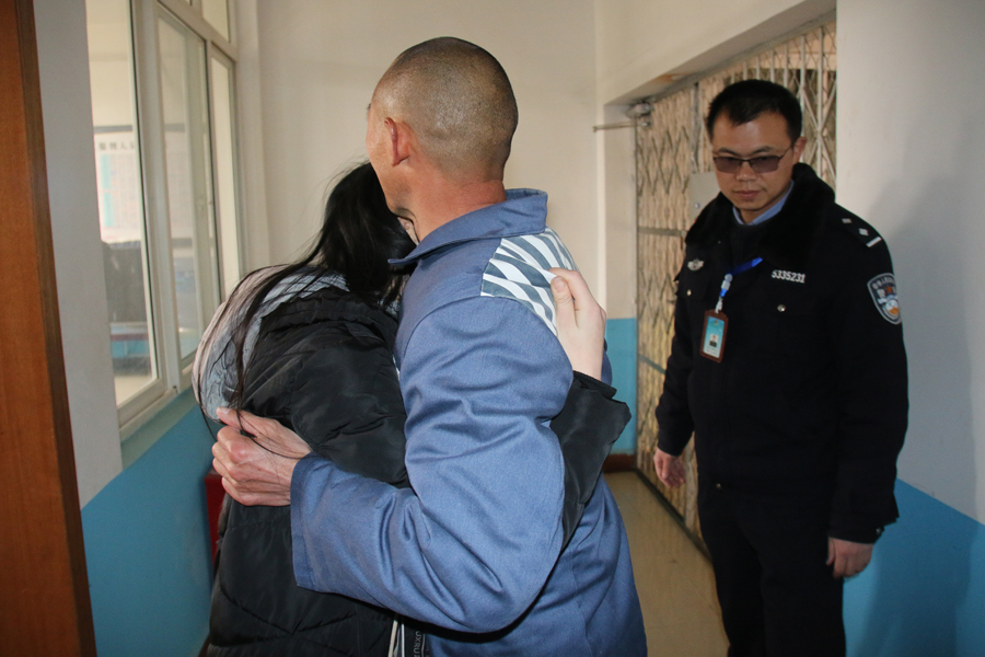 爸爸进监狱以后妈妈摆水果摊爸爸入狱后，妈妈的坚强与转变-第2张图片