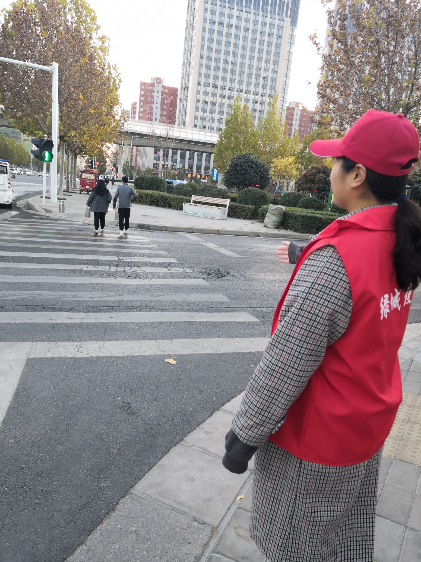 张津瑜与警犬，守护城市的安全使者