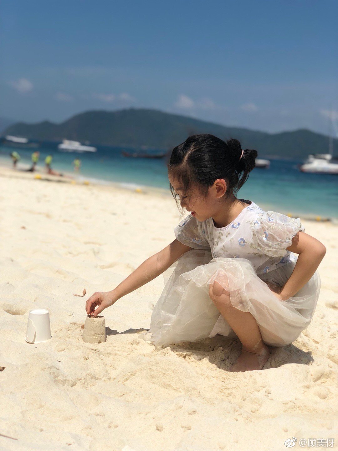 上摸摸下摸摸左摸摸右摸摸是什么歌探索与触摸的奇妙之旅-第1张图片